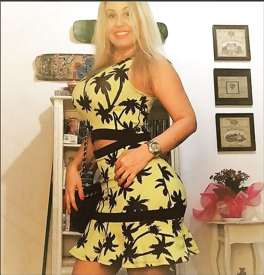 Hot lady with sexy curves teasing in an amateur gallery