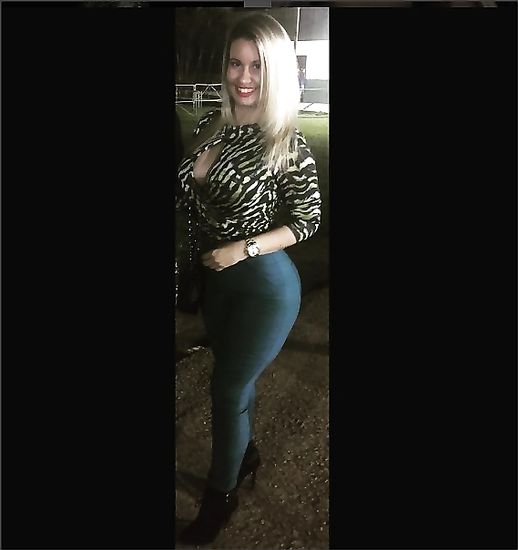 Hot lady with sexy curves teasing in an amateur gallery