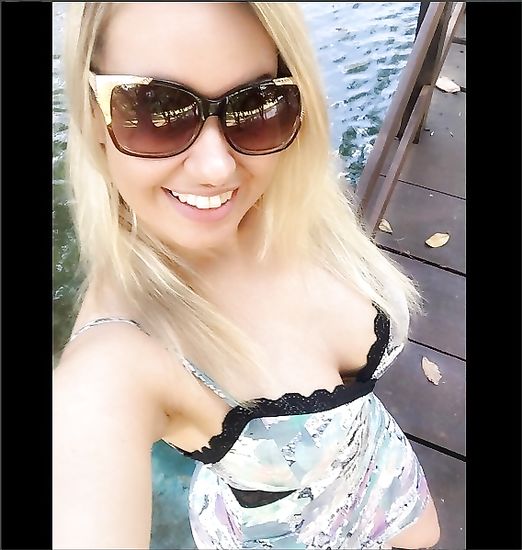 Hot lady with sexy curves teasing in an amateur gallery