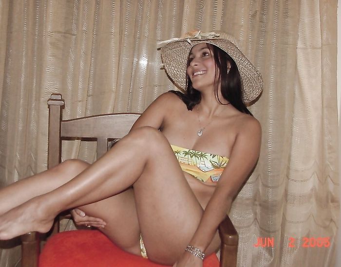 Smoking hot women show their sexy bodies on cam